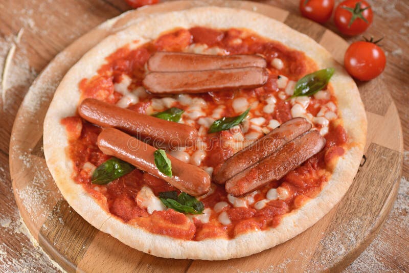 Pizza Avec Des Saucisses De Francfort Photo stock Image du cuit
