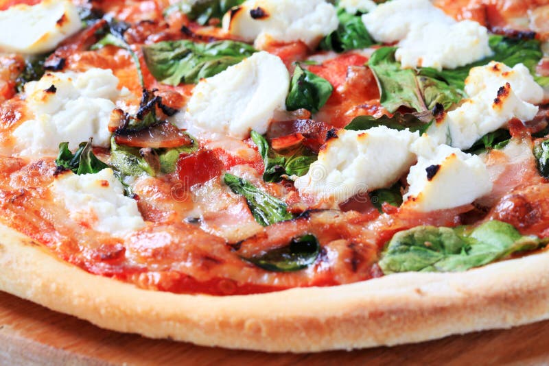 Pizza avec du fromage, le lard et les épinards photo stock Pizza avec du fromage, le lard et les épinards photo stock