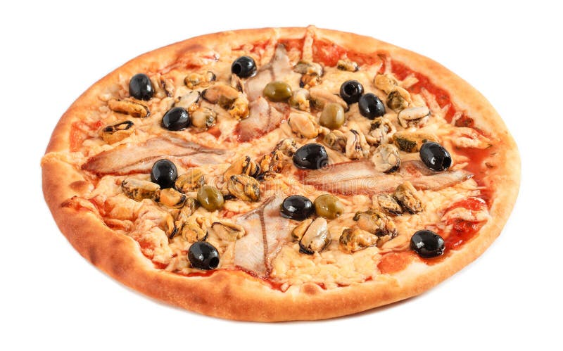 Pizza avec les olives d'anguille, de moule, noires et vertes de poissons, fromage fondu d'isolement sur le fond blanc photos libres de droits Pizza avec les olives d'anguille, de moule, noires et vertes de poissons, fromage fondu d'isolement sur le fond blanc photos libres de droits