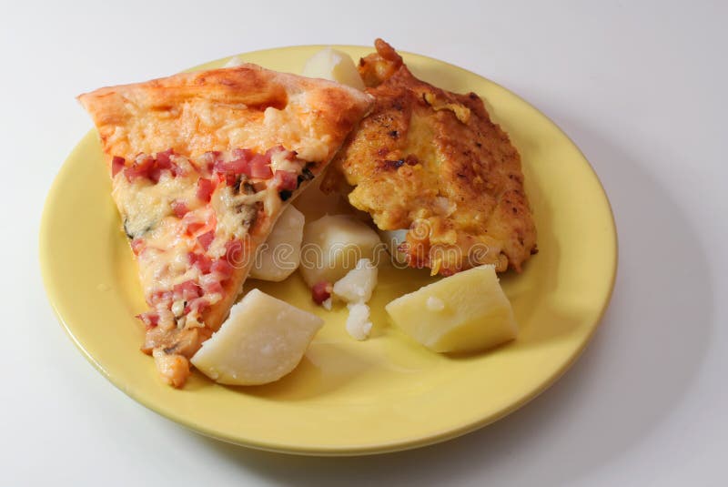 Pizza, carne y patatas fotografía de archivo Pizza, carne y patatas fotografía de archivo