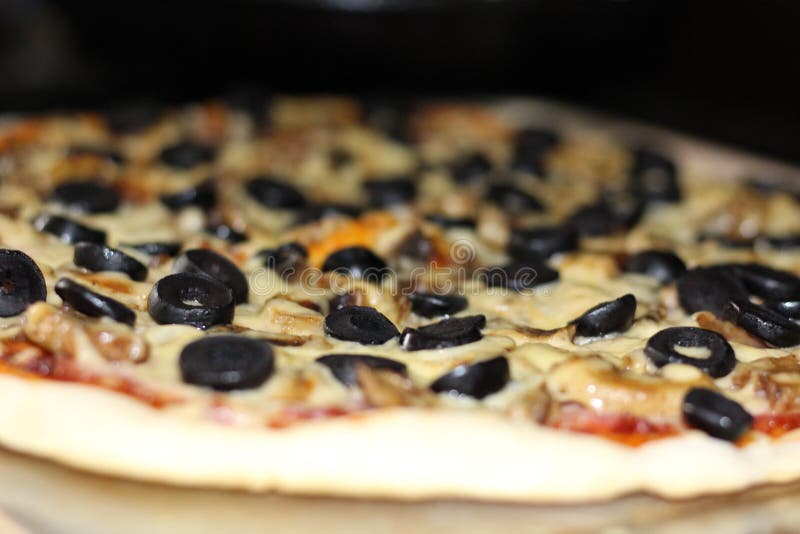 Pizza caseiro fotografia de stock royalty free Pizza caseiro fotografia de stock royalty free