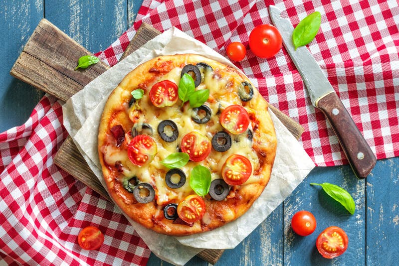 Clásico italiano una hoja circular grande de masa ligera sobre el lámina.