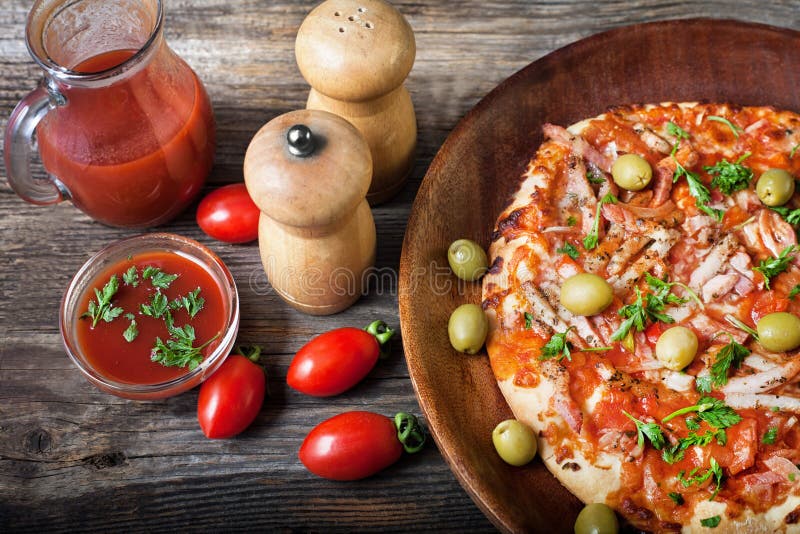 Pizza com azeitonas e molho de tomate imagens de stock royalty free