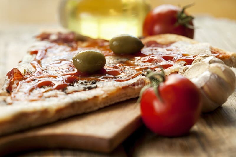 Pizza com azeitonas na tabela imagem de stock royalty free