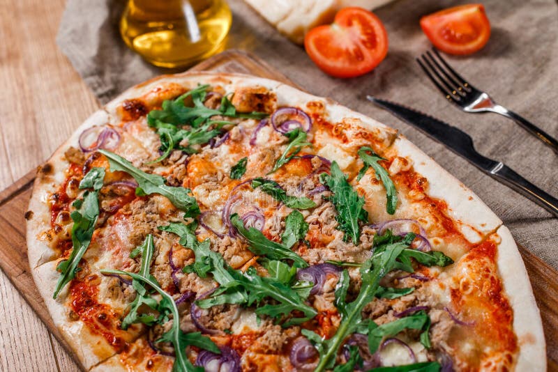 Pizza com galinha, rúcula, queijo e cebolas na tabela rústica de madeira fotografia de stock Pizza com galinha, rúcula, queijo e cebolas na tabela rústica de madeira fotografia de stock