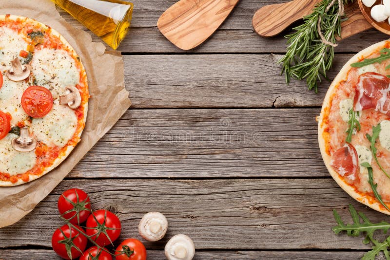 Pizza com prosciutto, tomates e cogumelos foto de stock royalty free Pizza com prosciutto, tomates e cogumelos foto de stock royalty free