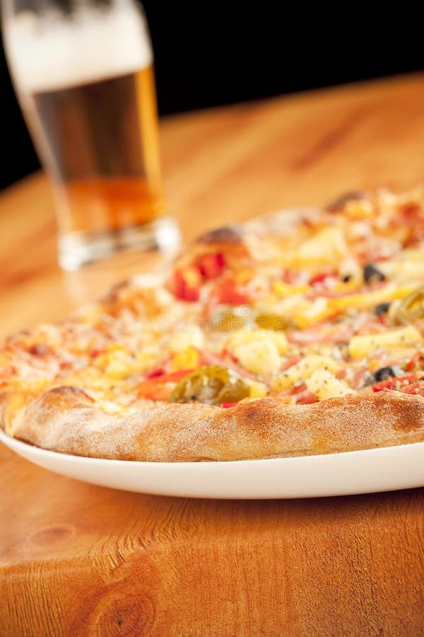 Pizza con birra immagine stock. Immagine di vetro, legno 9662629