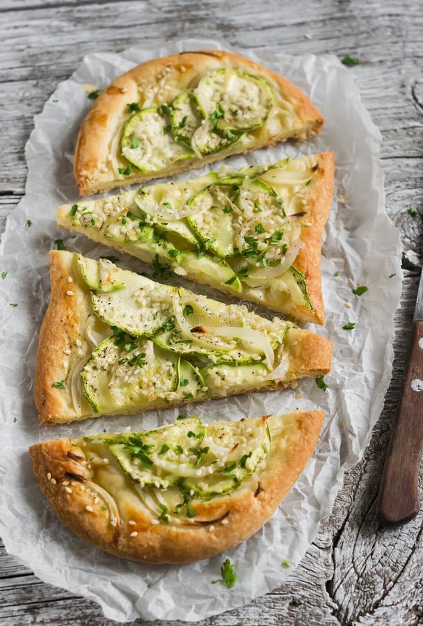 Pizza con el calabacín, las cebollas y la mozzarella imagenes de archivo Pizza con el calabacín, las cebollas y la mozzarella imagenes de archivo