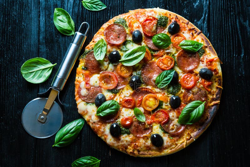 Pizza con el salami, foto de archivo Pizza con el salami, foto de archivo