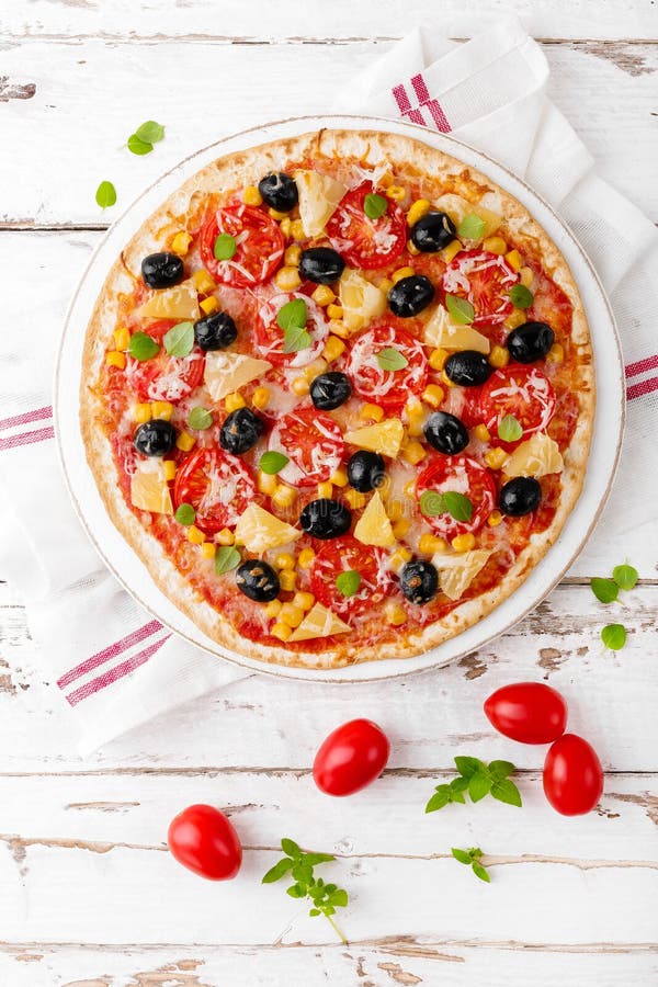 Pizza con i pomodori, il formaggio della mozzarella, le olive, il cereale ed il basilico Cucina italiana tradizionale Vista super fotografie stock Pizza con i pomodori, il formaggio della mozzarella, le olive, il cereale ed il basilico Cucina italiana tradizionale Vista super fotografie stock