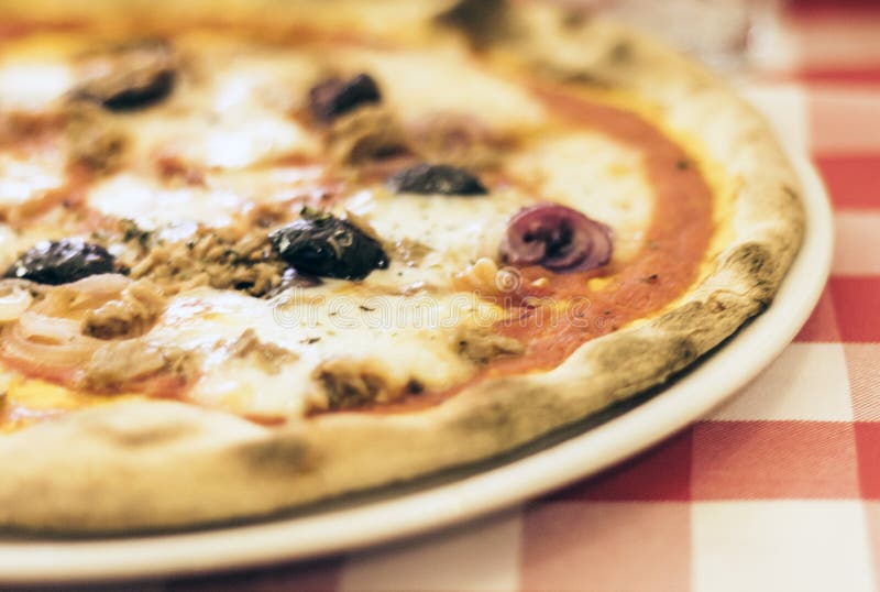 Pizza con i tonnidi, mozzarella, salsa al pomodoro siciliano tradizionale sul †del piatto « immagini stock libere da diritti Pizza con i tonnidi, mozzarella, salsa al pomodoro siciliano tradizionale sul †del piatto « immagini stock libere da diritti