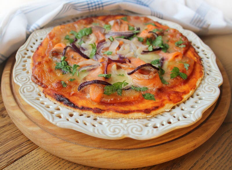 Pizza con il formaggio della mozzarella, salmone, cipolla immagine stock Pizza con il formaggio della mozzarella, salmone, cipolla immagine stock