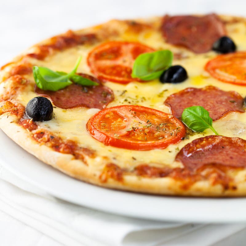Pizza Del Pomodoro Con I Funghi E Le Olive Immagine Stock Immagine di