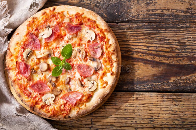 Pizza con salame fotografia stock. Immagine di mozzarella 16082792