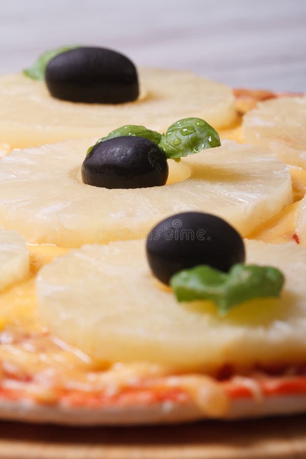 Pizza con l'ananas e le olive nere macro. Verticale immagine stock Pizza con l'ananas e le olive nere macro. Verticale immagine stock