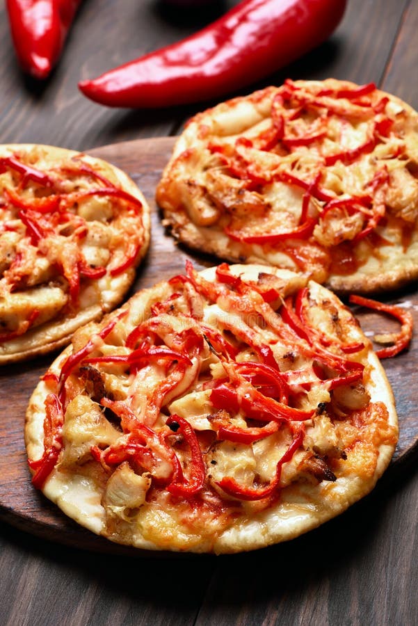 Pizza con la carne y las verduras del pollo foto de archivo libre de regalías Pizza con la carne y las verduras del pollo foto de archivo libre de regalías