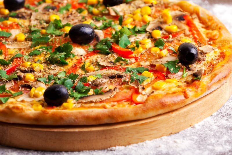 Pizza Con Le Olive, Il Mais Ed I Funghi Fotografia Stock Immagine di