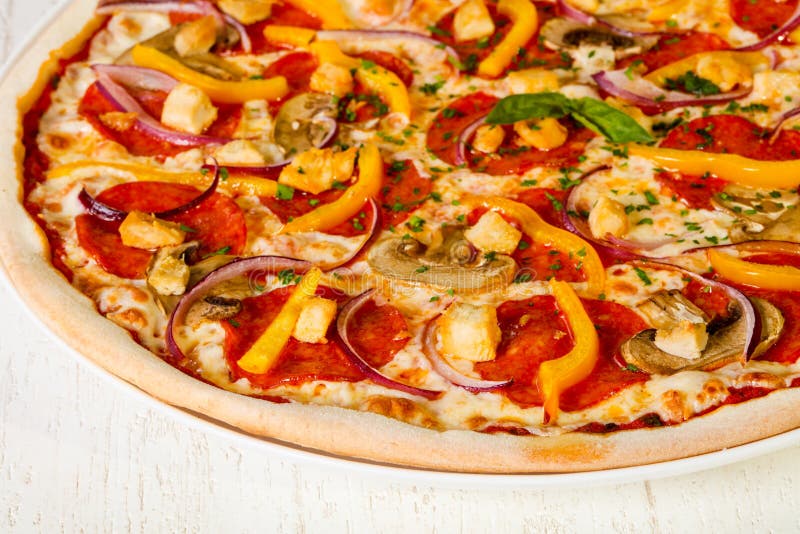 Pizza Con Salame Ed I Funghi Fotografia Stock Immagine di rosso