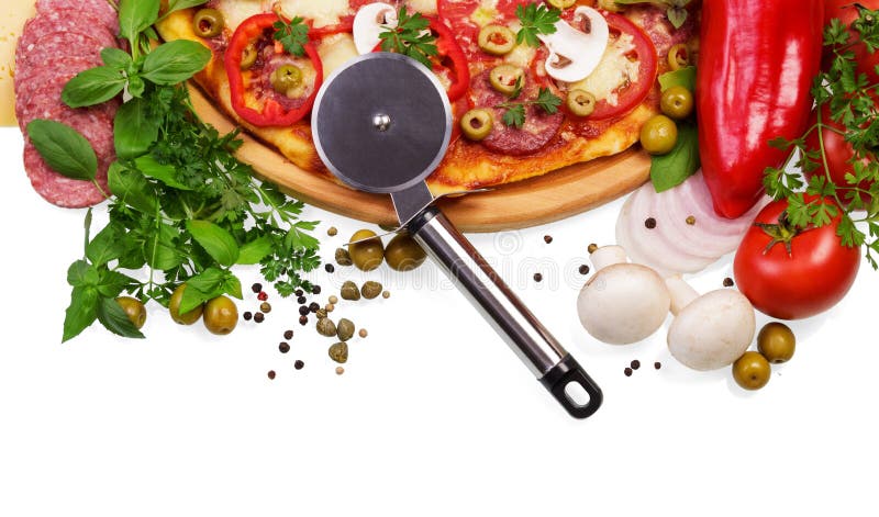 Pizza con salame, funghi, peperoni, formaggio, olive, ruota del coltello isolata fotografia stock Pizza con salame, funghi, peperoni, formaggio, olive, ruota del coltello isolata fotografia stock