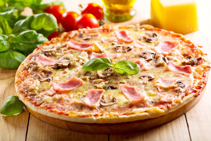 Pizza con tocino y setas imágenes de archivo libres de regalías Pizza con tocino y setas imágenes de archivo libres de regalías