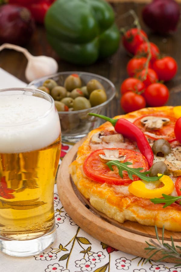 Pizza Italiana Di Cucina Con Birra E Salsa Al Pomodoro Fotografia Stock
