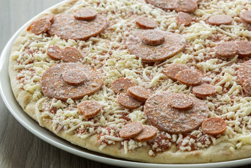 Download Pizza congelada imagen de archivo. Imagen de fresco - 100533979