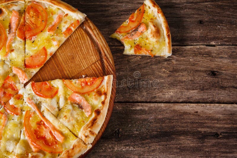 Pizza coupée dans les tranches Nourriture industrielle, consommation malsaine image stock Pizza coupée dans les tranches Nourriture industrielle, consommation malsaine image stock
