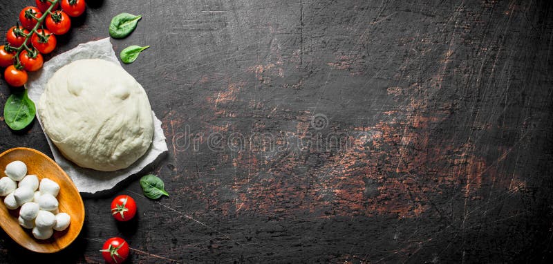 Pizza cruda Pasta con differenti ingredienti per pizza fotografie stock libere da diritti