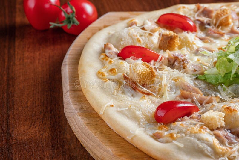Pizza César en gros plan sur un conseil en bois image libre de droits