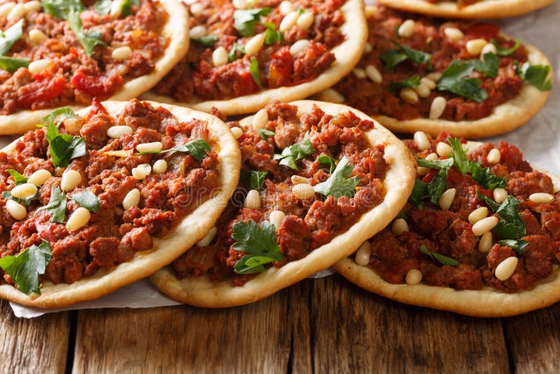 Pizza d'Esfiha de nourriture arabe mini avec de la viande et le plan rapproché de pignon horizontal