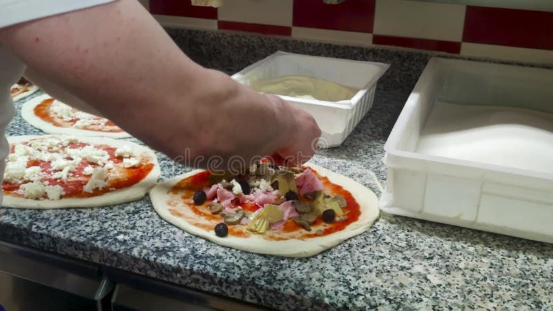 Pizza da cucina. ravvicinare la mano per fare il processo della pizza. pizzaiolo in italia.