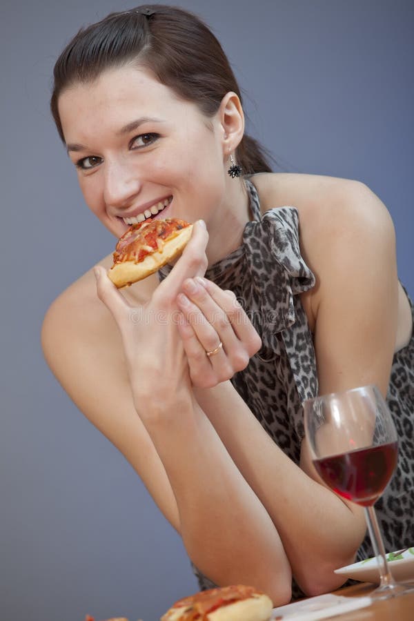 Pizza da terra arrendada da mulher foto de stock royalty free Pizza da terra arrendada da mulher foto de stock royalty free