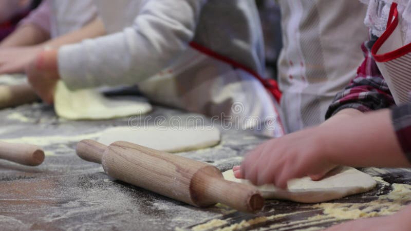 Pizza de cocción infantil. clase magistral del chef en un restaurante clausurado de niños se deshace de la masa metrajes