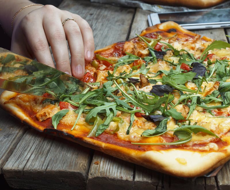 Pizza de coupe Pizza faite maison photo stock Pizza de coupe Pizza faite maison photo stock