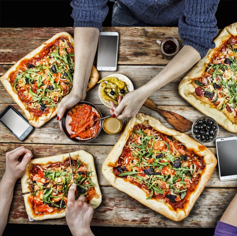 Pizza de coupe Nourriture domestique et pizza faite maison images libres de droits Pizza de coupe Nourriture domestique et pizza faite maison images libres de droits