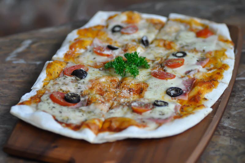 Pizza De Fromage, Du Jambon Et Du Fromage Pizza Avec La Tomate Photo