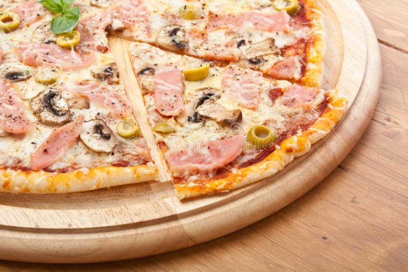 Pizza Avec Du Jambon Frais, Le Mozzarella Et Les Olives Noires Image
