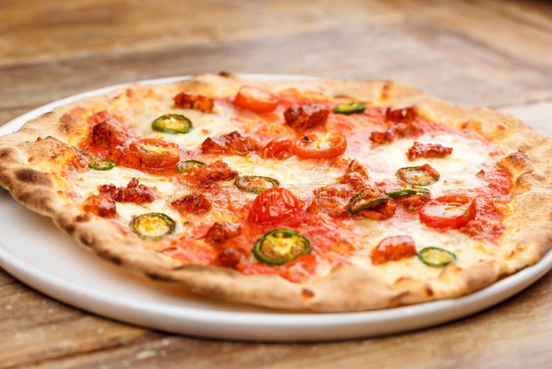 Pizza de la alcachofa en una pala del metal imágenes de archivo libres de regalías Pizza de la alcachofa en una pala del metal imágenes de archivo libres de regalías