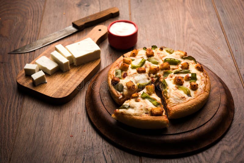 Pizza Indiana Paneer com queijo fresco imagens de stock