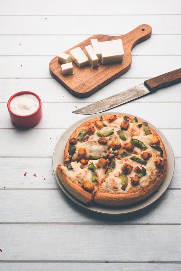 Pizza de Paneer do indiano com requeijão fresco foto de stock royalty free