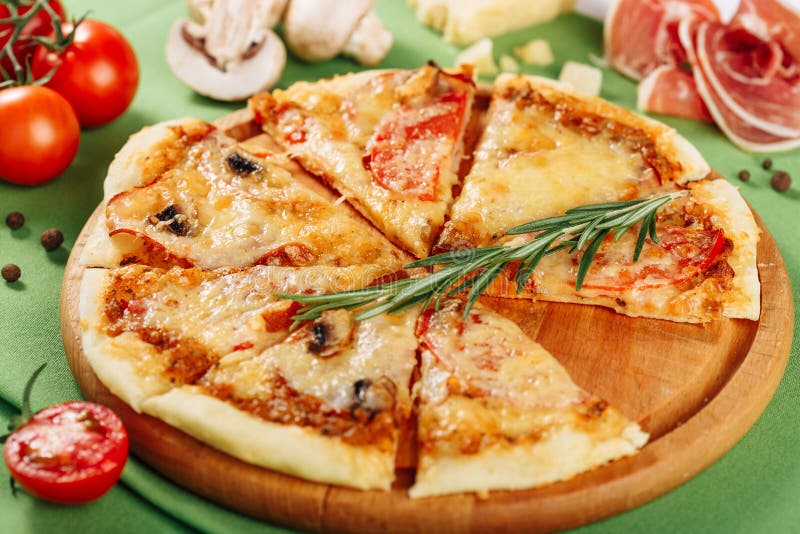 Pizza de Pepperoni italiana com Ham Closeup Side View imagens de stock Pizza de Pepperoni italiana com Ham Closeup Side View imagens de stock