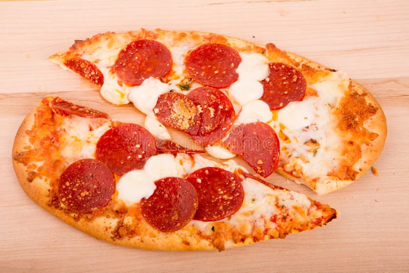 Pizza De Pepperoni Oval Cortada Ao Meio Imagem de Stock Imagem de