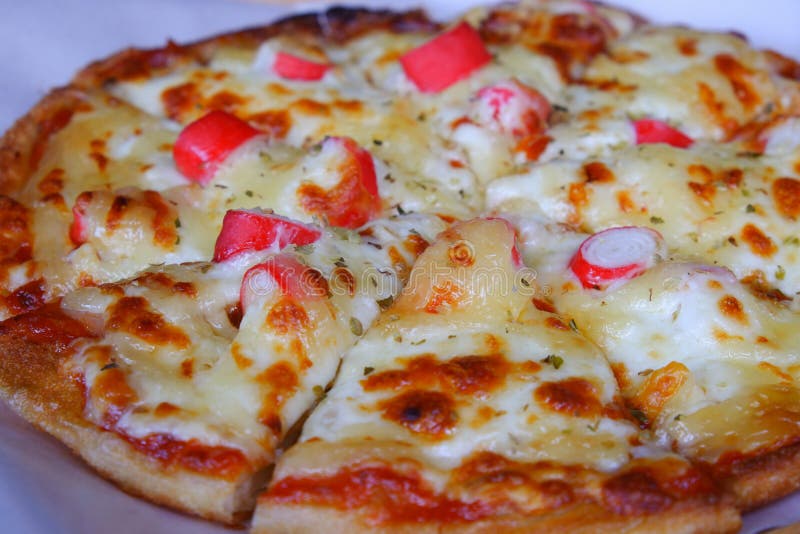 Pizza de Roti avec le bâton de crabe sur le dessus photos libres de droits Pizza de Roti avec le bâton de crabe sur le dessus photos libres de droits