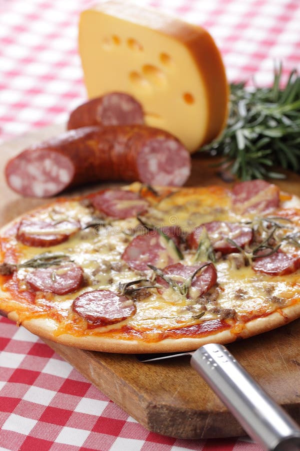 Pizza de salchicha fotos de archivo Pizza de salchicha fotos de archivo