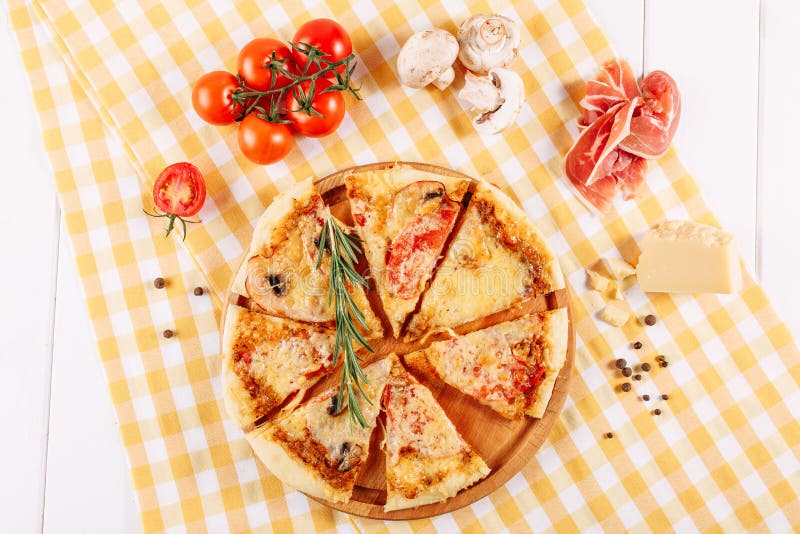 Pizza de salchichones con Ham Tomato Cheese Flat Lay fotografía de archivo libre de regalías Pizza de salchichones con Ham Tomato Cheese Flat Lay fotografía de archivo libre de regalías