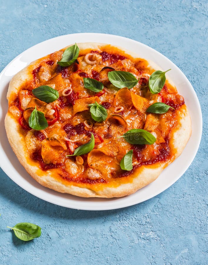 Pizza del Cheddar de la patata dulce en un fondo azul Aperitivo delicioso fotos de archivo libres de regalías Pizza del Cheddar de la patata dulce en un fondo azul Aperitivo delicioso fotos de archivo libres de regalías