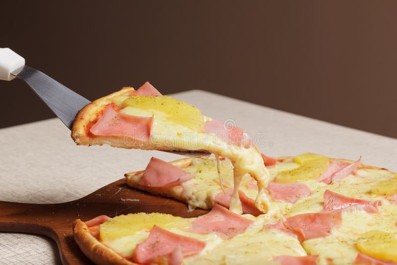 A pizza deliciosa serviu na placa de madeira - Imagen fotos de stock A pizza deliciosa serviu na placa de madeira - Imagen fotos de stock