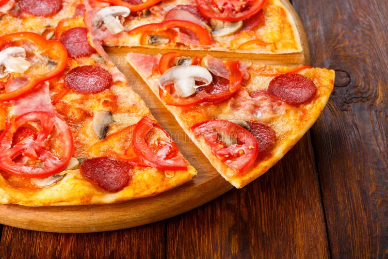 Pizza deliziosa con i funghi, il peperoncino rosso e le merguez immagini stock Pizza deliziosa con i funghi, il peperoncino rosso e le merguez immagini stock