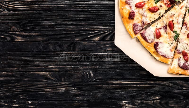 Pizza deliziosa con lo spazio del testo immagine stock libera da diritti Pizza deliziosa con lo spazio del testo immagine stock libera da diritti