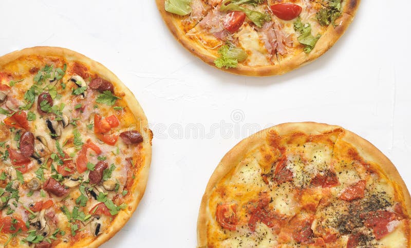 Pizza deliziosa su fondo leggero fotografie stock libere da diritti Pizza deliziosa su fondo leggero fotografie stock libere da diritti